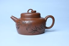 紫砂壶图片：美壶特惠 养过油润降坡泥圈钮德中壶 茶人醉爱 - 全手工紫砂壶网