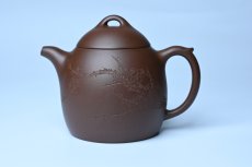 紫砂壶图片：美壶福利特惠 精致特好老紫泥秦权壶 刻梅花 特文气 - 全手工紫砂壶网
