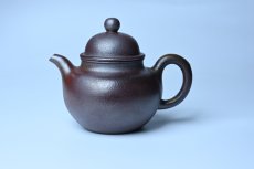 紫砂壶图片：美壶特惠 精致柴烧青灰泥掇球壶 茶人醉爱 - 全手工紫砂壶网