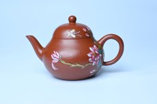 紫砂壶图片：美壶特惠 优质朱泥梨形壶 蝶恋花 茶人醉爱 - 全手工紫砂壶网