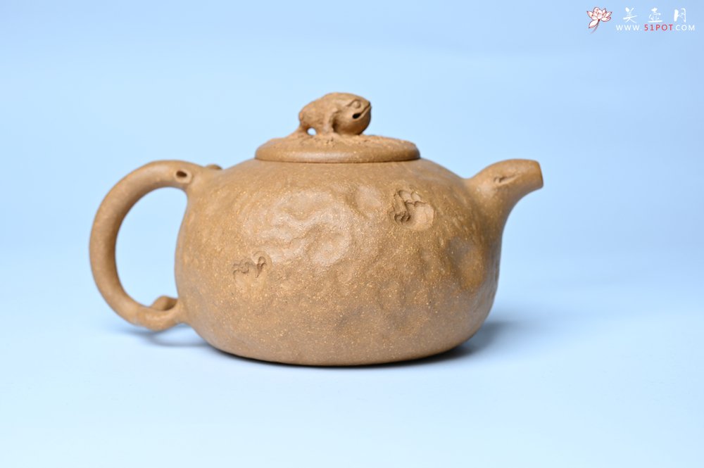 紫砂壶图片：潜力股赵老师实力演绎全手工老黄段泥金蟾供春壶 金蟾灵动 不失为一把好壶 - 全手工紫砂壶网
