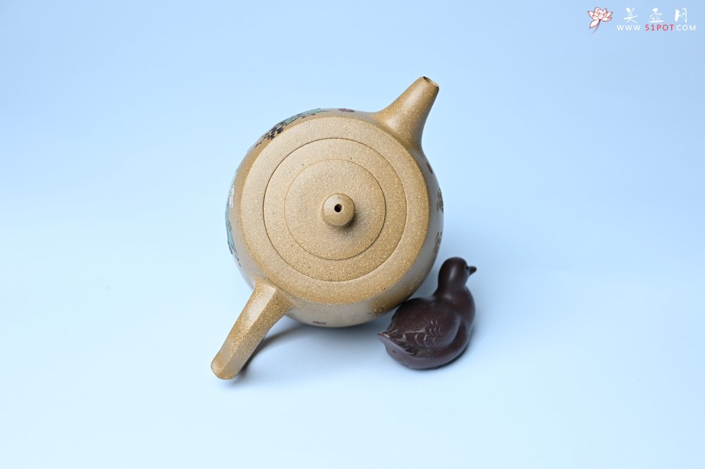 紫砂壶图片：美壶特惠 精致特好黄段泥井栏壶 泥绘祥瑞兔子 惠风和畅 寓意吉祥好运常来 - 全手工紫砂壶网