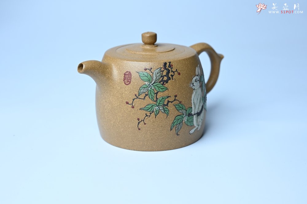紫砂壶图片：美壶特惠 精致特好黄段泥井栏壶 泥绘祥瑞兔子 惠风和畅 寓意吉祥好运常来 - 全手工紫砂壶网
