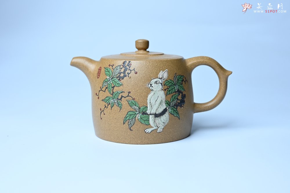 紫砂壶图片：美壶特惠 精致特好黄段泥井栏壶 泥绘祥瑞兔子 惠风和畅 寓意吉祥好运常来 - 全手工紫砂壶网