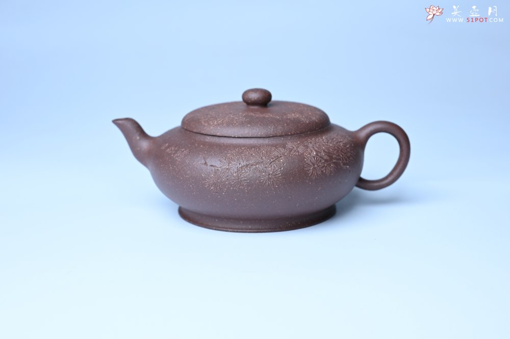 紫砂壶图片：美壶特惠 特好紫泥扁玉壶 装饰不老松 文气十足 - 全手工紫砂壶网