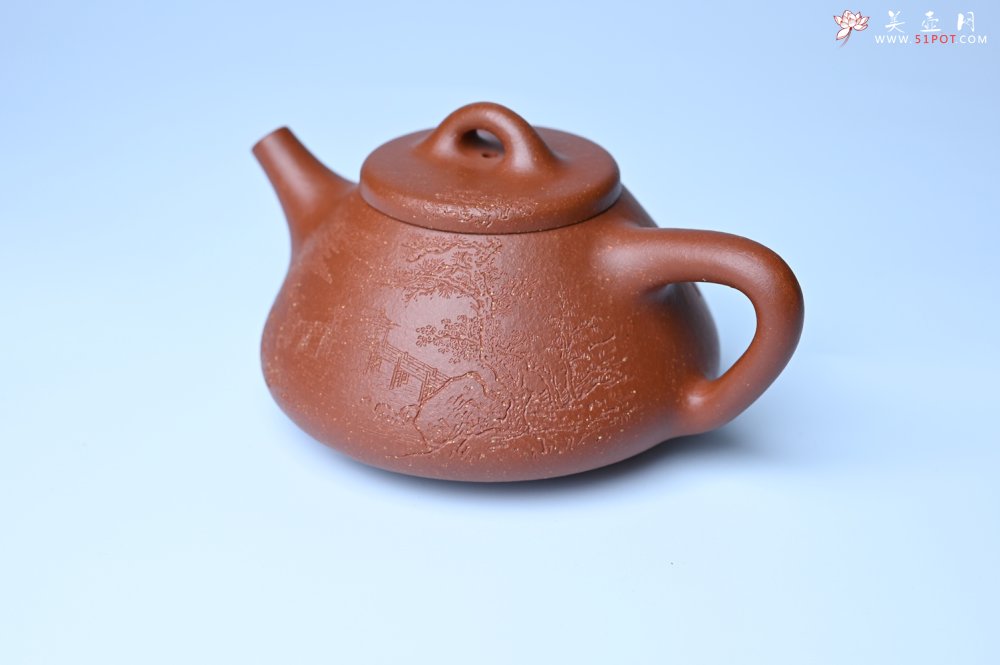 紫砂壶图片：实力派国工周斌（周镔）特好红降坡泥全手工子冶石瓢 张听钢装饰山水 - 全手工紫砂壶网