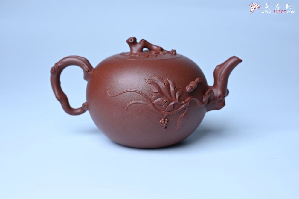 紫砂壶图片：实力派国工顾顺荣和夫人尹璐合作款 黄龙山紫泥松鼠葡萄壶270cc - 全手工紫砂壶网