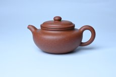 紫砂壶图片：美壶特惠 精致特好共生紫砂矿扁古壶 矿物质丰富 茶人醉爱 - 全手工紫砂壶网