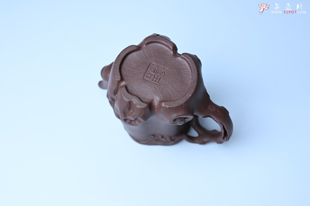 紫砂壶图片：实力派工艺师周斌底槽青精品松鼠葡萄树桩壶 - 全手工紫砂壶网