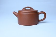 紫砂壶图片：潜力股周小培全手工演绎特好降坡泥汉瓦壶 大口盖 - 全手工紫砂壶网