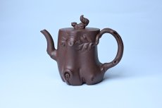 紫砂壶图片：实力派工艺师周斌底槽青精品松鼠葡萄树桩壶 - 全手工紫砂壶网